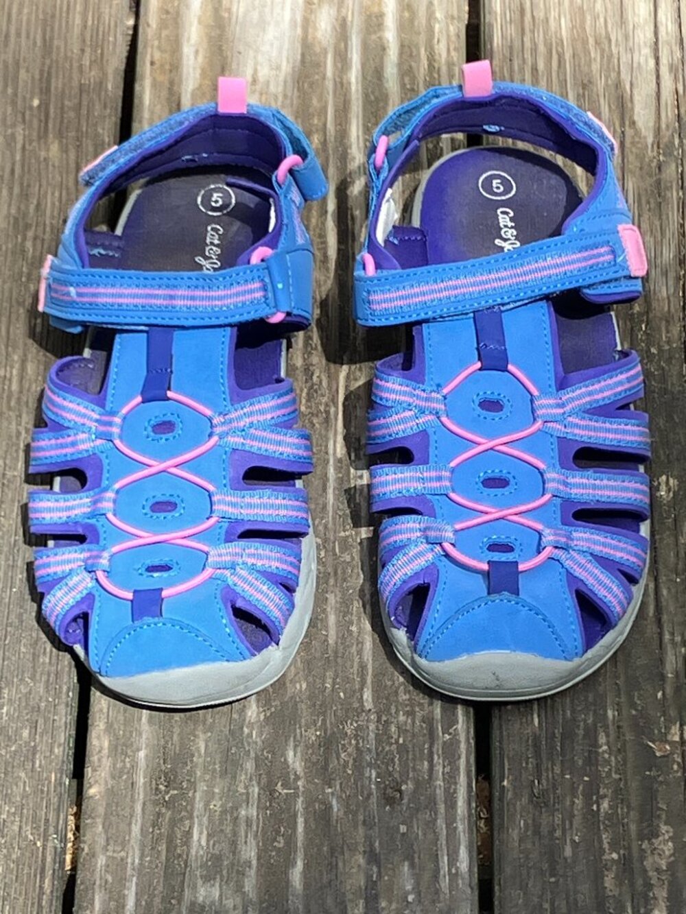Size: 5 Cat & Jack Closed Toe Youth Sandals